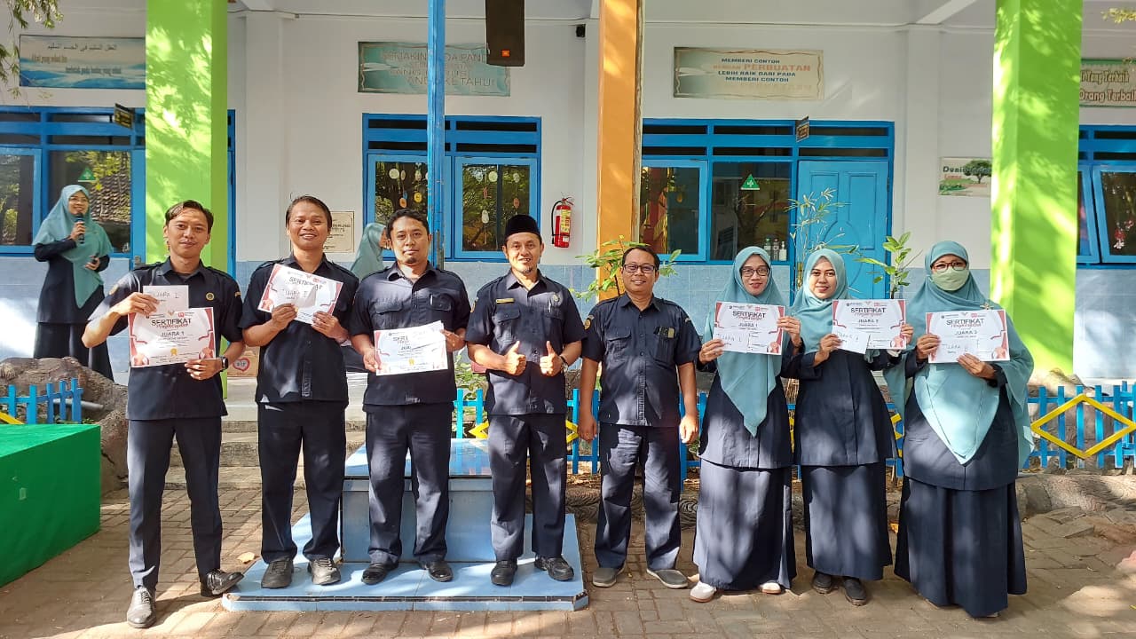 Penghargaan simbolis kepada guru atas kemenangannya di lomba agustusan 